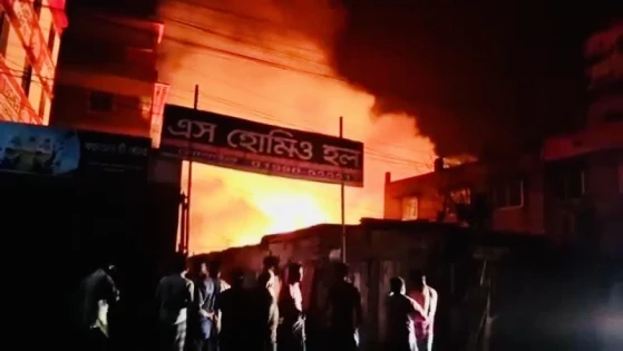 অভয়নগরের নওদাপাড়া বাজারের কাঠপট্টিতে ৩৫ দোকান পুড়ে ছাই