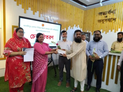 ভূমি সেবা মেলা-২০২৬ উপলক্ষে মাদারীপুরে ৫ কোটি টাকার ক্ষতিপূরণের চেক বিতরণ