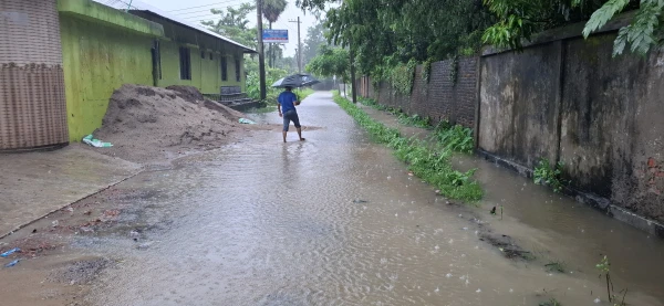 image for মুষলধারে বৃষ্টিতে ডুবল নোয়াখালী, জলাবদ্ধতায় দুর্ভোগ চরমে