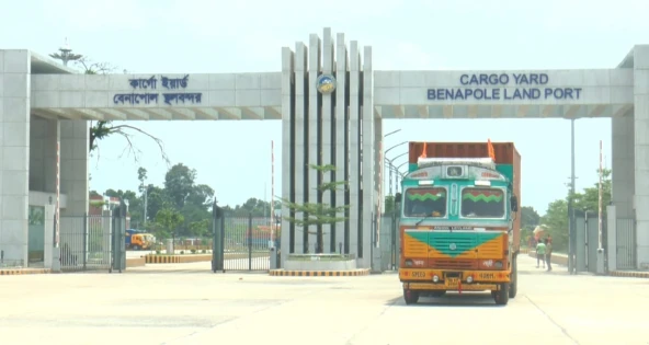 তিন দিনের নীরবতার পর যশোরের বেনাপোল বন্দরে আবার চাকার শব্দ