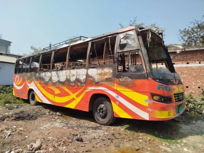 যশোরে পার্কিং করা বাসে অগ্নিসংযোগ: রাজনৈতিক বিরোধ, নাকি নাশকতা তদন্তে একাধিক প্রশ্ন