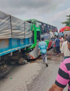 নোয়াখালীর সোনাইমুড়ীতে দাঁড়িয়ে থাকা ট্রাকে বাসের ধাক্কা, চালক নিহত, আহত ১২