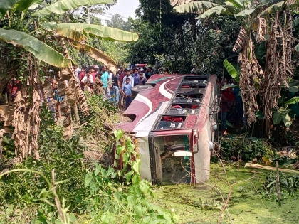 মাদারীপুরে নিয়ন্ত্রণ হারিয়ে বাস খাদে, পথচারী নারী নিহত