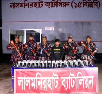 ১৫ বিজিবির বিশেষ অভিযান: বিপুল পরিমাণ ভারতীয় মোবাইল ডিসপ্লেসহ আটক-১
