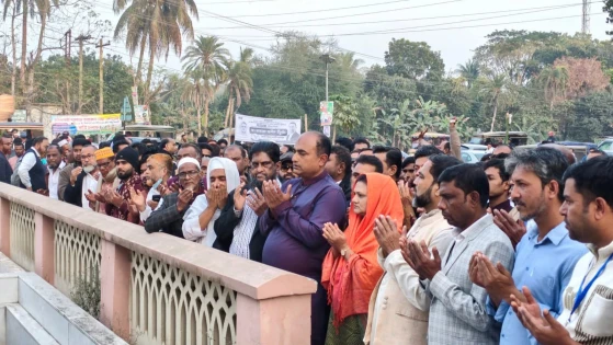 হাসিনার ফুফাতো ভাইয়ের কবর জিয়ারত কর‌লেন মা বিএনপির প্রার্থী