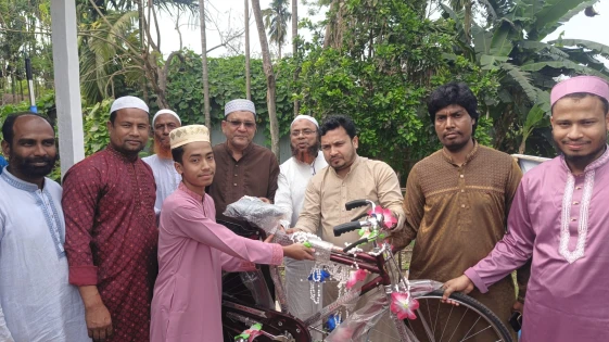 ৪০ দিন মসজিদে হাজিরা দিয়ে স্বপ্নের সাইকেল হাতে পেল কিশোর তাজিন