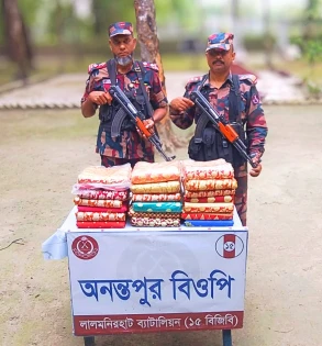 গভীর রাতে সীমান্তে ১৫ বিজিবির হানা: ভারতীয় শাড়ীর চালান আটক