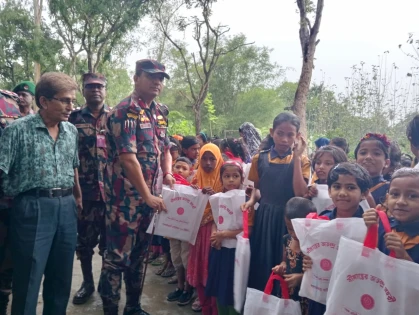 লালমনিরহাটে শিক্ষার্থীদের মাঝে বিজিবির শিক্ষা সামগ্রী বিতরণ