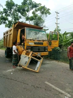 সড়কের পাশে বালুর স্তুপ, বেপরোয়া ট্রাক চাপায় সিএনজি যাত্রীর মৃত্যু