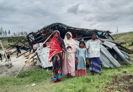 এক ঝড়ে উড়ে গেল ঘর, খোলা আকাশেই দিন-রাত