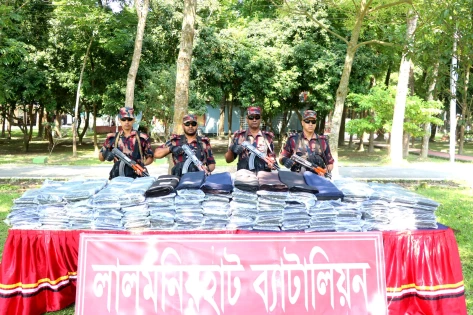 লালমনিরহাটে বিজিবির অভিযান; ১৫০০ মিটার ভারতীয় প্যান্ট পিস জব্দ