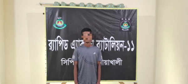 নোয়াখালীতে ৪২ বোতল বিদেশি মদসহ ১১ মামলার আসামি গ্রেপ্তার