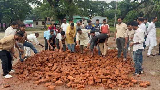 জনদুর্ভোগে এগিয়ে এলেন ছাত্রদল নেতা নাছির, নিজ টাকায় সড়ক মেরামত