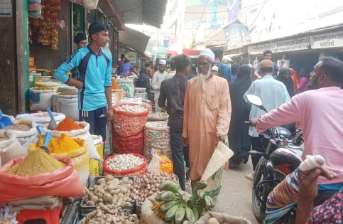 image for তাড়াইলে ৫ হাজার টাকায় বিয়ের বাজার! রমজানে ভোক্তাদের স্বস্তি