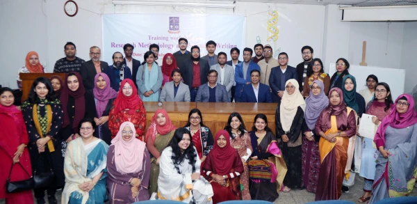 ঢাকা বিশ্ববিদ্যালয়ে প্রশিক্ষণ কর্মশালার সনদপত্র বিতরণ