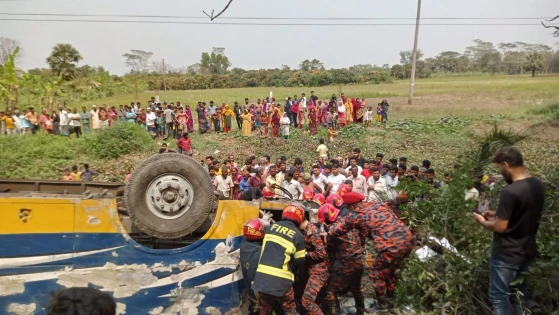 image for মাদারীপুরে ট্রাকের সঙ্গে সংঘর্ষে বাস উল্টে খাদে, ১ নারী নিহত