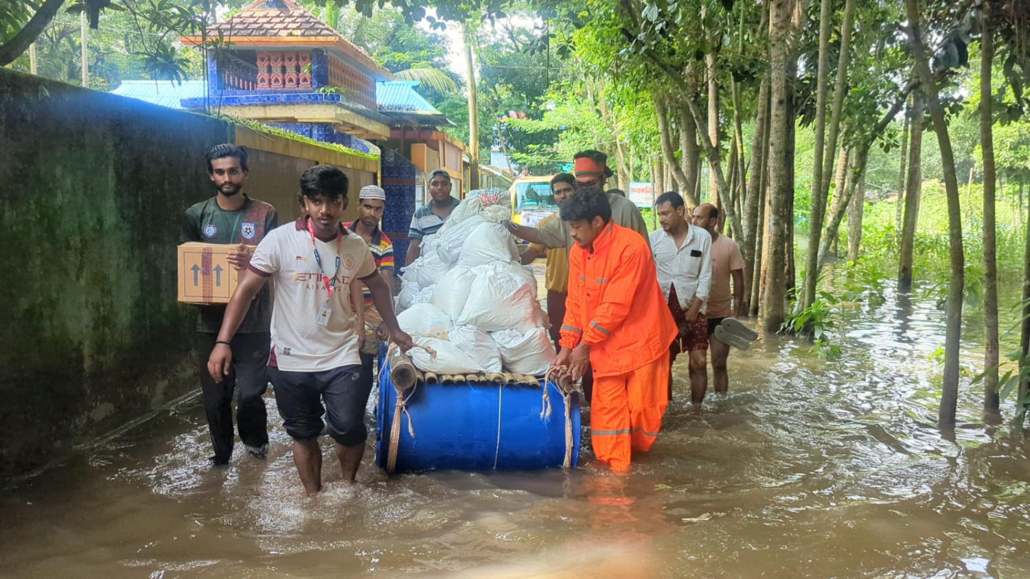 Image related to বন্যার্ত মানুষের মাঝে শুকনা খাবার ও ওষুধ বিতরণ করেছে ফরিদপুরের ছাত্র-জনতা