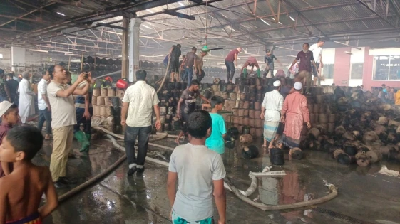 Image related to ফরিদপুরে জুট মিলে আগুন, দেড় ঘন্টা চেষ্টার পর আগুন নিয়ন্ত্রনে