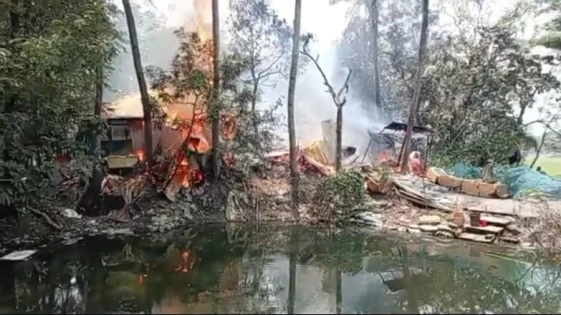 নোয়াখালীতে তরুণকে পিটিয়ে হত্যা: সন্দেহভাজনদের বাড়িতে হামলা-অগ্নিসংযোগ
