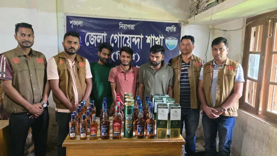 শয়ন কক্ষে মদের আস্তানা, ৩৯ বোতল বিদেশি মদসহ গ্রেপ্তার ৩