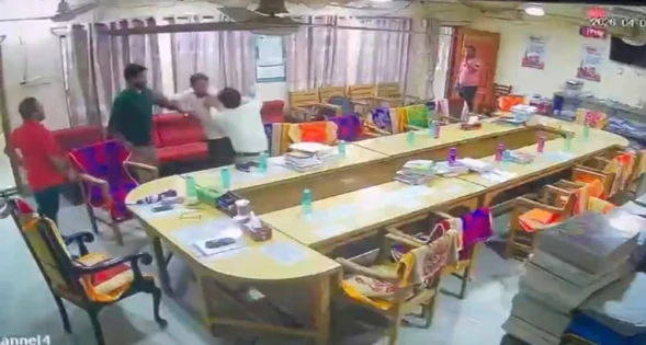 অধ্যক্ষ-সহাকরী অধ্যাপকের মারামারি, ভিডিও ভাইরাল