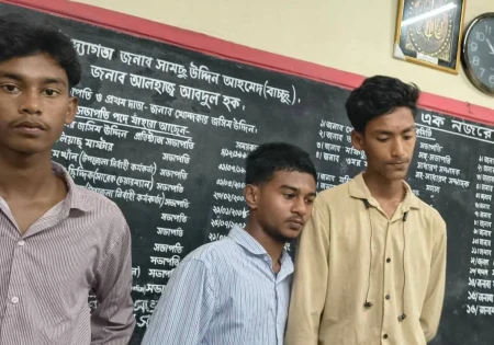 বিদ্যালয়ে প্রেম নিবেদন, থানায় ৩ কিশোর, বহিষ্কার ২ ছাত্রী